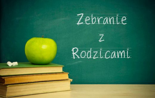 Na zielonym tle napis "Zebranie z Rodzicami". Poniżej na stole leżą ułożone na sobie trzy książki a na nich zielone jabłko i 2 kawałki kredy.