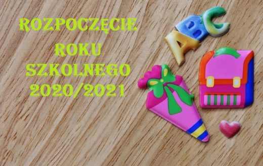 Na jasnobrązowym tle o strukturze drewna zamieszczono napis "ROZPOCZĘCIE ROKU SZKOLNEGO 2020/2021" oraz kolorowe obrazki plecaka, literek i rożka z kokardką.