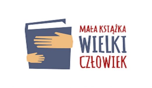 Dłonie obejmujące książkę w niebieskiej okładce a obok napis "Mała książka wielki człowiek"