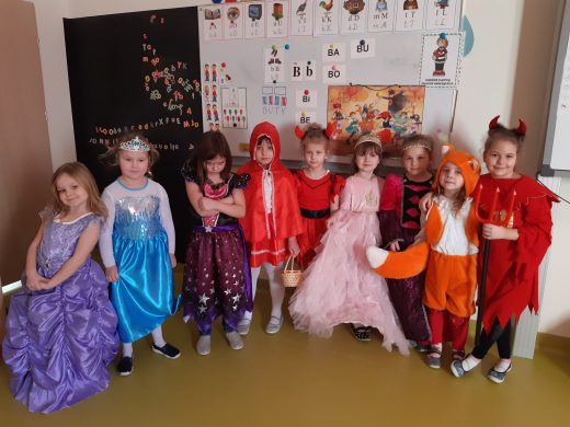 Uczennice w swoich strojach karnawałowych pozują do zdjęcia.