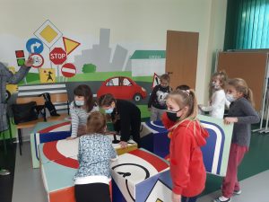 Zdjęcie wykonane na zajęciach w toruńskim WORDzie przedstawia dzieci układające znak drogowy z sześciennych kostek.