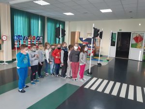 Zdjęcie wykonane na zajęciach w toruńskim WORDzie przedstawia uczniów stojących w rzędzie ii czekających na przejście po pasach.