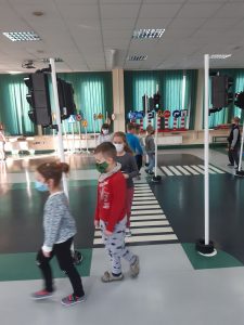 Zdjęcie wykonane na zajęciach w toruńskim WORDzie przedstawia przechodzących po pasach uczniów.