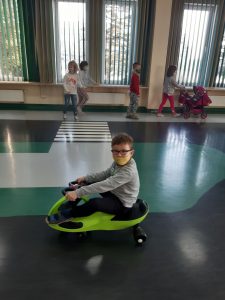 Zdjęcie wykonane na zajęciach w toruńskim WORDzie przedstawia siedzącego na mini rowerku.