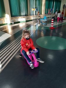 Zdjęcie wykonane na zajęciach w toruńskim WORDzie przedstawia uczennicę jadącą na mini rowerku.