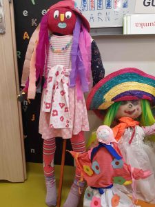 Zdjęcie wykonanych przez uczniów trzech kukiełek symbolizujących marzanny.