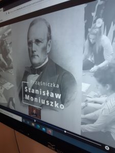 Zdjęcie tablicy inteaktywnej na której wyświetlony jest portret mężczyzny z podpisem "Prząśniczka Stanisław Moniuszko".