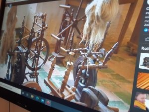 Zdjęcie tablicy interaktywnej, na której wyświetlone jest zdjęcie kołowrotków.