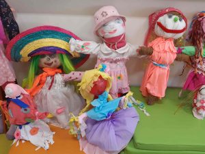 Zdjęcie wykoananych przez uczniów małych kukiełek symbolizujących marzanny.