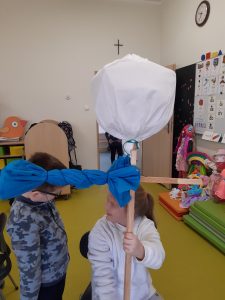 Zdjęcie uczniów przygotowujących marzannę.