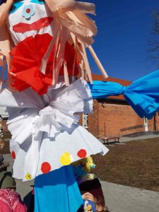 Zdjęcie dużej kukiełki symbolizującej marzannę.