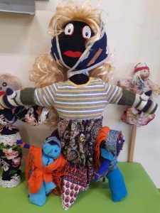 Zdjęcie kukiełek różnej wielkości wykonanych przez uczniów na pożegnanie zimy.