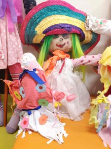 Zdjęcie kolorowych kukiełek przygotowanych na pożegnanie zimy przez uczniów.