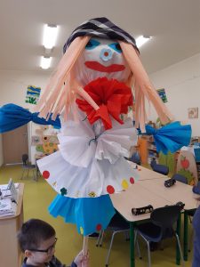 Zdjęcie dużej marzanny wykonanej przez uczniów.