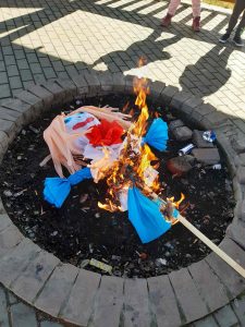 Zdjęcie palącej się marzanny w kamiennym kręgu dostosowanym do ognisk.