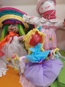 Zdjęcie trzech małych kukiełek wykonanych przez uczniów na pożegnanie zimy.