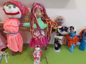 Zdjęcie kukiełek róznej wielkości wykonanych przez uczniów na pożegnanie zimy.