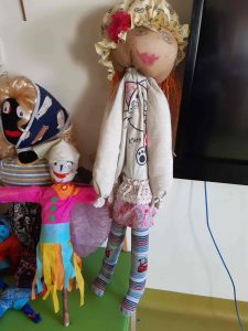 Zdjęcie dwóch kukiełek - dużej i małej symbolizujących marzanny.