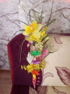 Na niejedmnolitym tle umieszczono palmę wielkanocną wykonaną przez ucznia.