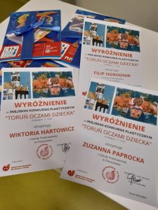 Zdjęcie dyplomów dla uczniów z wyróżnieniami w konkursie.