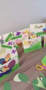 Na stoliku ustawione wykonane przez uczniów kartki świąteczne.