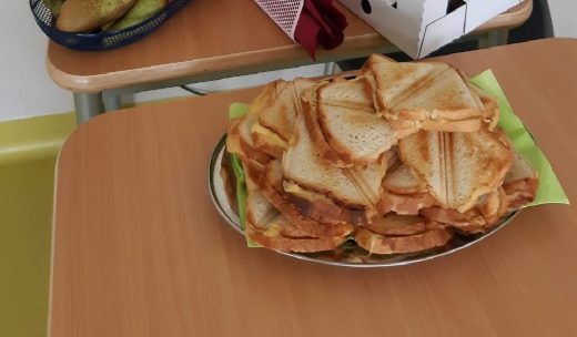 Zdjęcie stolika na którym stoi talerz z tostami.