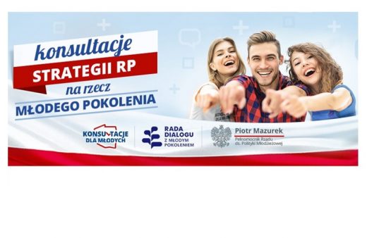 Grafika przedstawia troje młodych, uśmiechniętych ludzi z wyciągniętymi rękami przed siebie. po ich lewej stronie umieszczono napis "konsultacje STRATEGII RP na rzecz młodego pokolenia". Pod spodem umieszczono nazwy patronów i ich loga: konsultacje dla młodych, Rada Dialogu z młodym pokoleniem, Piotr Mazurek Pełnomocnik Rządu ds. Polityki Młodzieżowej.
