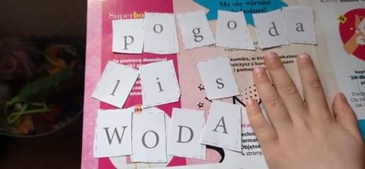 Na kolorowym tle widoczna jest dłoń dziecka oraz wycięte litery tworzące następujące słowa: pogoda, lis, woda.