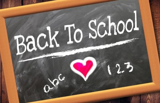Zdjęcie przedstawia czarną tablicę na której umieszczono napis "Back To School" a pod nim serduszko oraz napis abc i 123.