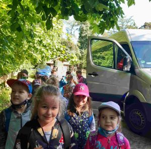 Uczniowie wysuiadają z busa i ustawieni parami ruszają na podbój Osady Leśnej na Barbarce.