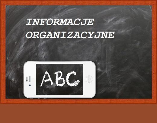 Grafika przedstawia tablicę szkolną umieszczoną w brązowej ramie. Na tablicy widnieje napis "INFORMACJE ORGANIZACYJNE". Pod napisem leży oparty na boku biały telefon komórkowy, na wyświetlaczu którego widać tablicę szkolną z odrysowanymi kredą literkami ABC.