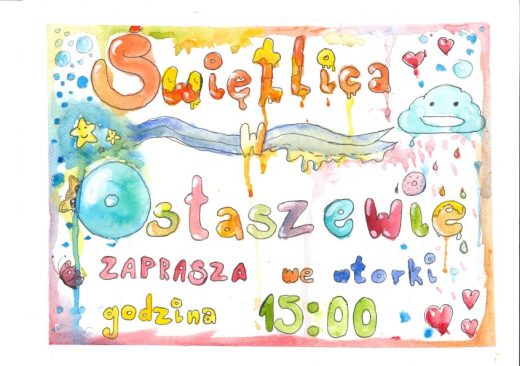 Kolorowy plakat z napisem "Świetlica w Ostaszewie zaprasza we wtorki godzina 15:00". Napis został wykonany odręcznie a wokół niego umieszczono drobne rysunki takie jak: serduszka, chmurka z otwartymi ustami, z których spadają krople, gwiazdki, motylek i niebieskie kółeczka. Całość otoczono ramką w pastelowych kolorach.