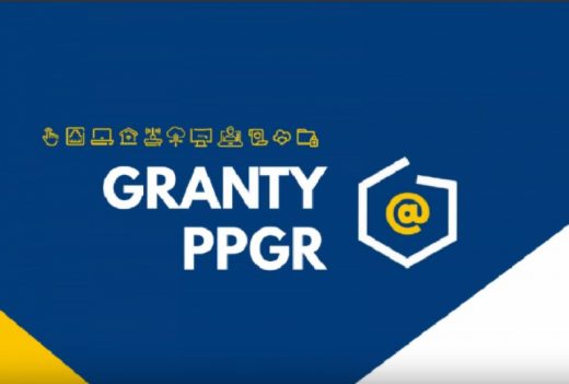 Logo Granty PPGR - na niebieskim tle umieszczone w jednym wierszu żółte grafiki związane z komputerem. Pod spodem biały napis GRANTY PPGR oraz żółty symbol @ otoczony białą łamaną otwartą. Prawy róg zamalowany na żółto a lewy na biało.