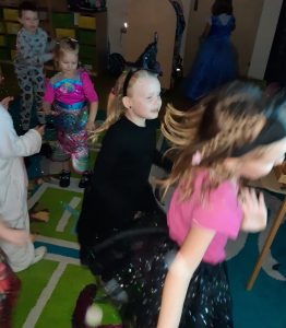 Uczniowie z oddziału przedszkolnego tańczą w swoich strojach postaci z bajek.