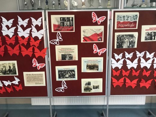 Zdjęcie dekoracji wykonanej z okazji Dnia Niepodległości. Na czerwonych tablicach przyczepiono białe i czerwpne motyle oraz krótkie informacje historyczne dotyczące Święta Niepodległości.