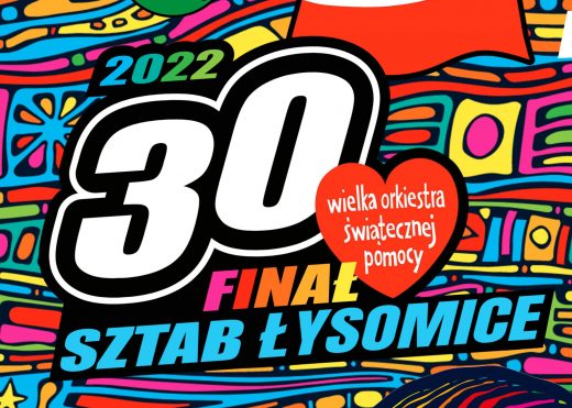 Fragment plakatu Wielkiej Orkiestry Świątecznej Pomocy organizowanej w 2022 roku w gminie Łysomice. Na kolorowym tle napis 2020 30 FINAŁ SZTAB ŁYSOMICE. Obok napisu czerwone serduszko z białym napisem wielka orkiestra świątecznej pomocy.