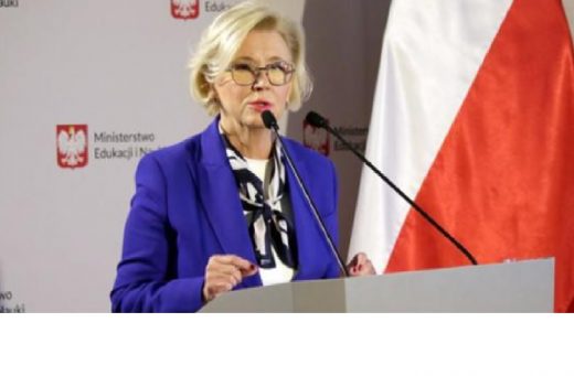 Zdjęciae przedstawicielki Ministerstwa Edukacji i Nauki stojacej przy mównicy.