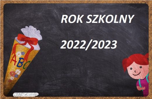 Na tle czarnej tablicy w korkowej ramce grafika dziewczynki z plecakiem, kredy oraz stożka ozdobionego kokardą, kwiatkami i literkami ABC. Na tablicy biały napis ROK SZKOLNY 2022/2023