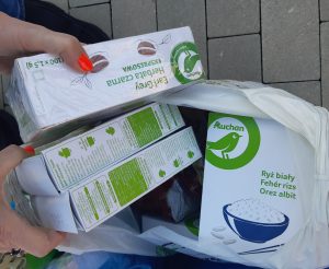 Zdjęcie produktów żywnościowych przekazanych na pomoc Ukrainie - opakowania ryżu i herbaty.