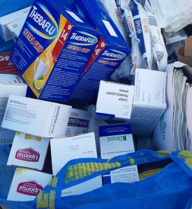 Zdjęcie darów przygotowanych do przekazania - opakowania z lekami na przeziębienie oraz opatrunków.