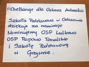 Na białej kartce papieru odręczny napis - #Chellange dla Oskara Antczaka Szkoła Podstawowa w Ostaszewie dziękuje za nominację. Nominujemy OSP Lulkowo OSP Papowo Toruńskie i Szkołę Podstawową w Grzywnie.