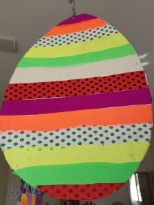 Zdjęcie wyciętej z papieru pisanki wykonanej przez ucznia.