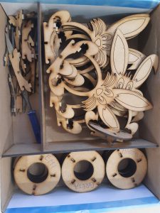 Zdjęcie elementów modelu króliczka do samodzielnego złożenia przez uczniów.