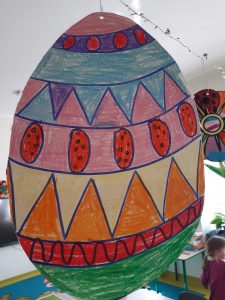 Zdjęcie wyciętej z papieru pisanki wykonanej przez ucznia.