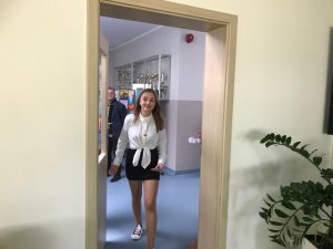 Uczennica wchodzi do sali egzaminacyjnej.
