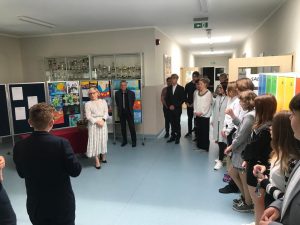 Pani Dyrektor przemawia do zgromadzonych na szkolnym holu ósmoklasistów oraz nauczycieli będących członkami komisji egzaminacyjnych.