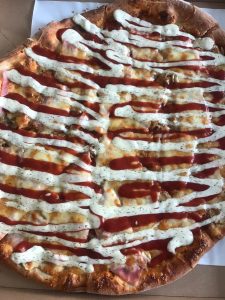Zdjęcie całej pizzy, którą dostali uczniowie klasy ósmej.