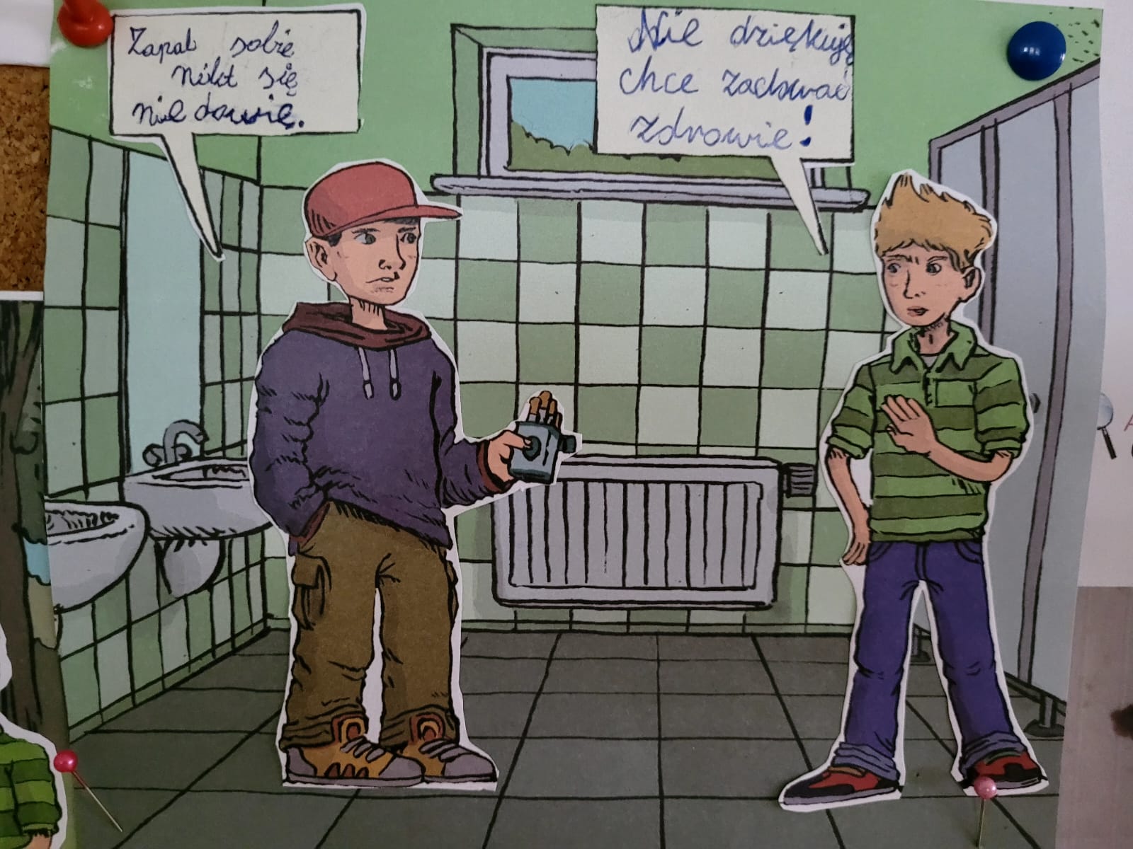 Zdjęcie grafiki wykonnej w stylu komiksu. W toalecie stoi dwóch chłopców. Jedn z nich mówi "Zapal sobie nikt się nie dowie." na co drugi odpowiada "Nie dziękuję chce zachować zdrowie !".