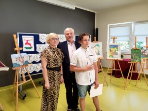 Nagrodzony w konkursie uczeń pozuje do zdjęcia z Panią Dyrektor i Wójtem Gminy Ostaszewo.
