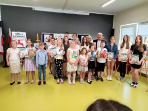 Nagrodzenie w konkursie uczniowie pozują do wspólnego zdjęcia z Panem Wójtem.
